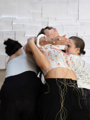 Trois étudiantes qui dansent lors de la représentation de "Danse et design".